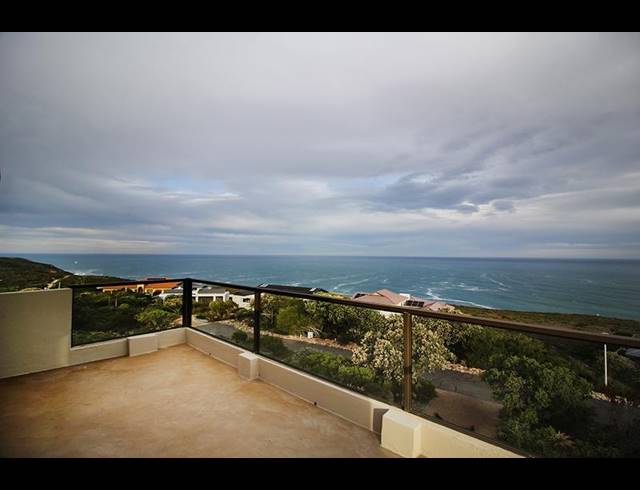 5 BEDROOM HOUSE FOR SALE IN VILLAGE ON SEA